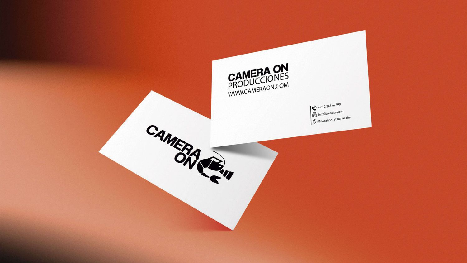 Dos tarjetas de presentación de CameraOn Producciones sobre fondo naranja, una con el logotipo y otra con los datos de contacto.