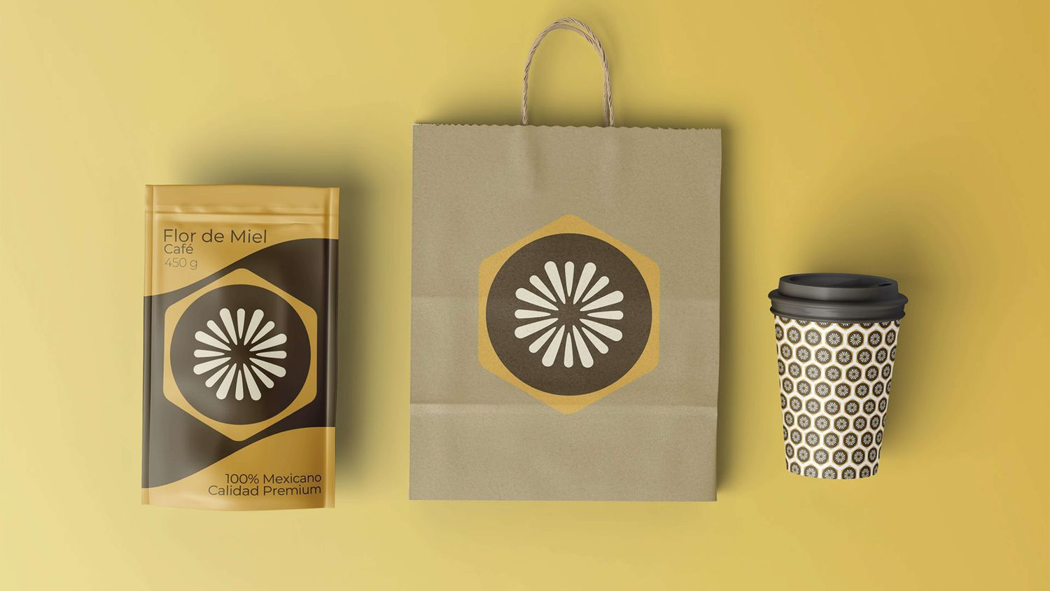 Bolsa de café de 500 gramos, bolsa de papel con sello y vaso para llevar con patrón.